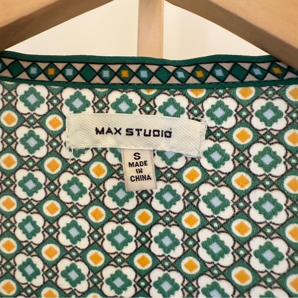 Max Studio Women's Green Geometric Print V-Neck Blouse Size S - Picture 5 of 11